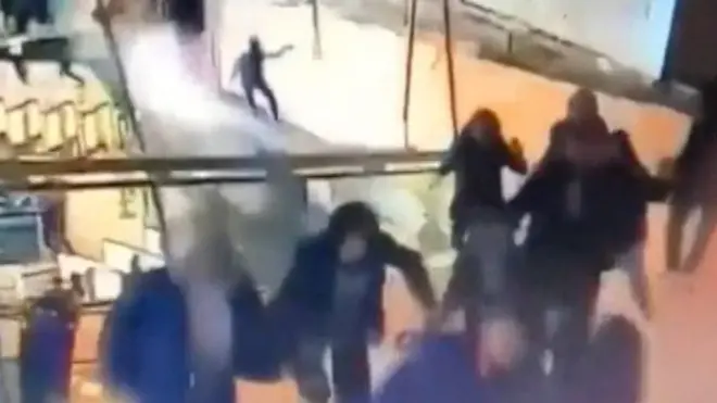 انهار سقف الطابق الوسطي فى مبنى بورصة جاكرتا، ما أدى إلى إصابة العشرات، حسب تقارير.