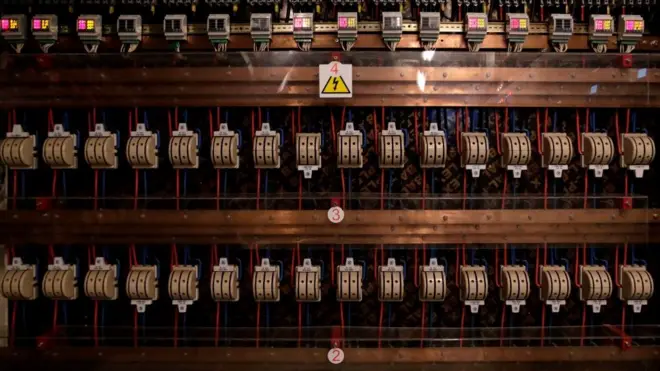 تظهر صورة تم التقاطها في 4 نوفمبر/تشرين ثاني 2019 قواطع دوائر المولدات الكهربائية التي تزود المنازل بالكهرباء في إحدى ضواحي بيروت