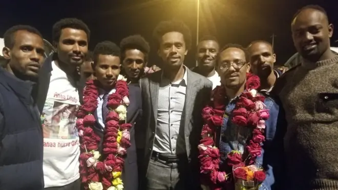 Atileet Taammiruu Kaffiyaalewiifi Atileet Magarsaa Taasisaa waggaa sadii booda biyya baqattummaan jiraataa turan Biraazil irraa biyyatti deebi'an