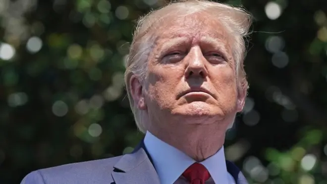 ट्रंप ने ज़ोर देकर कहा, 'मैं नस्लवादी नहीं हूं'