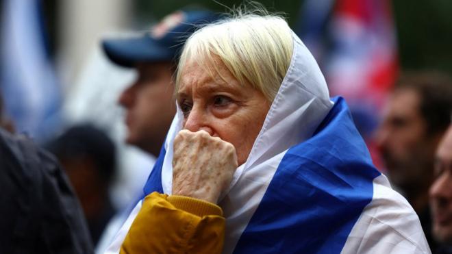 2023年10月11日，一名妇女参加英国曼彻斯特犹太社区为以色列举行的守夜活动。