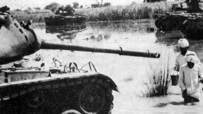 पानी में फंसे पाकिस्तानी टैंक