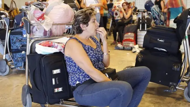 Algunos de los viajeros afectados llevan casi dos semanas en la terminal 1 del aeropuerto de Barajas, en Madrid.