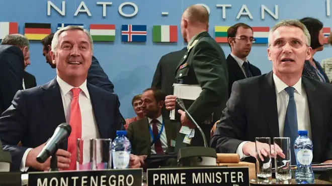 Подгорица завершила переговоры о вступлении в НАТО в мае 2016 года. На фото: экс-премьер Черногории Мило Джуканович (слева) и генсек альянса Йенс Столтенберг на саммите НАТО