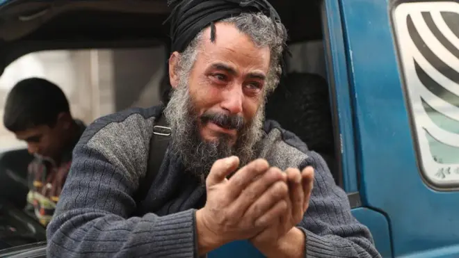 رجل مسن يبكي