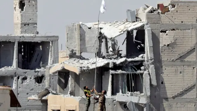 Rakka'da SDG bayrağı