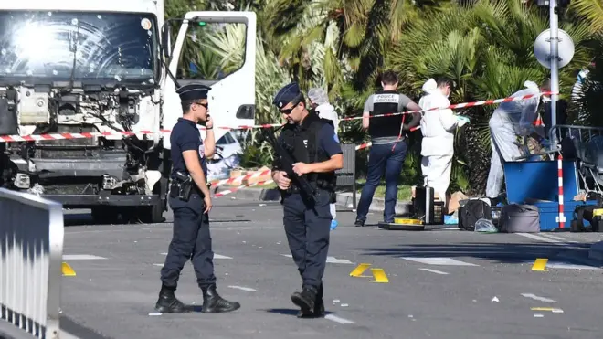 Злоумышленник таранил толпу на тяжелом грузовике. Лобовое стекло машины изрешечено пулями
