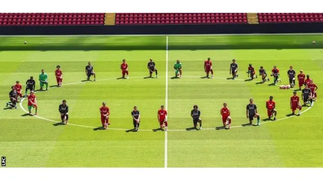 Les joueurs de Liverpool ont fait une pause pendant leur entraînement à Anfield lundi pour cette photo