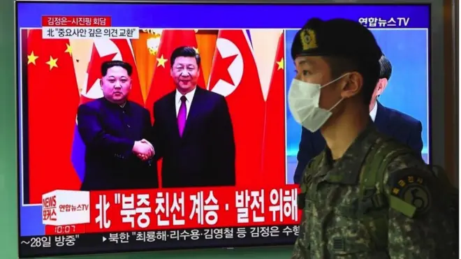 김정은 북한 국무위원장의 방중 소식을 전하는 텔레비전 뉴스 화면