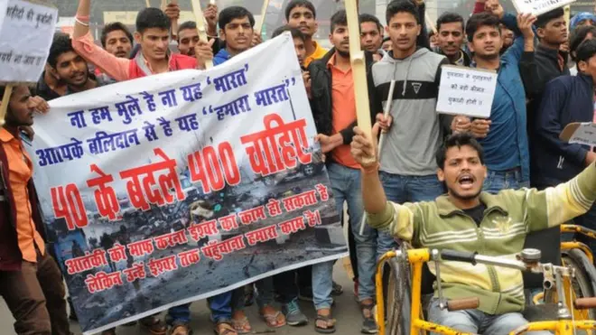 पुलवामा हमले के बाद आक्रोश जताते लोग