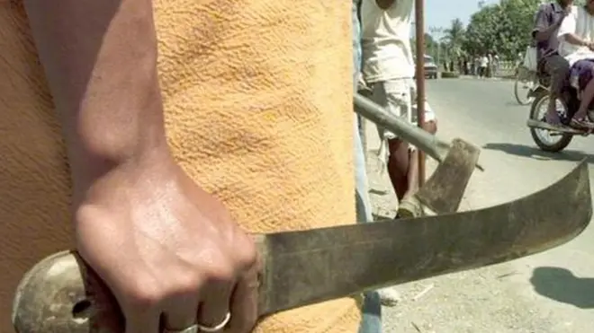 ဓားကိုင် လူစုရဲ့ တိုက်ခိုက်တာ ခံရ။