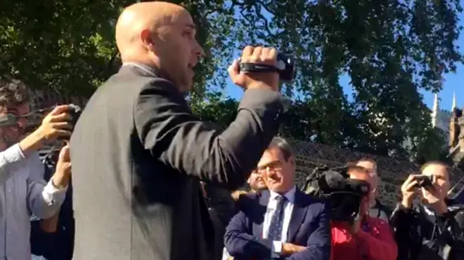 Журналист Грэм Филлипс, ранее работавший на RT и "Звезду", попытался сорвать пресс-конференцию Bellingcat.