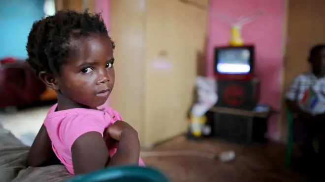 Petite fille qui regarde la télévision.