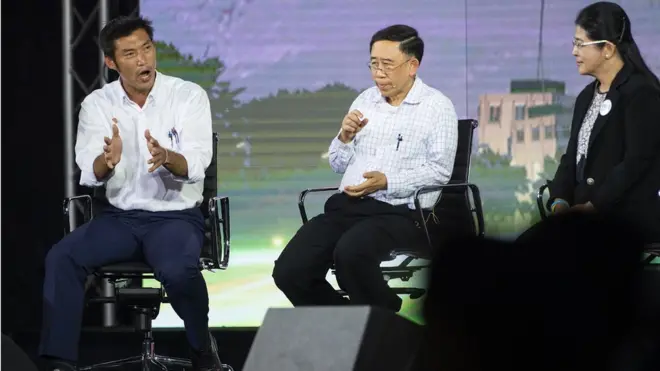 แคนดิเดตนายกฯ จาก 3 พรรค นายธนาธร จึงรุ่งเรืองกิจ อนค, นายมิ่งขวัญ แสงสุวรรณ์ ศม. และคุณหญิงสุดารัตน์ เกยุราพันธุ์ พท. (จากซ้ายไปขวา)