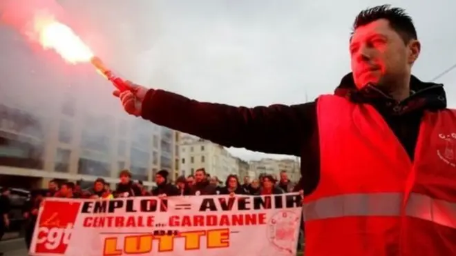 फ्रांस में पेंशन सुधारों के खिलाफ बड़ी हड़ताल