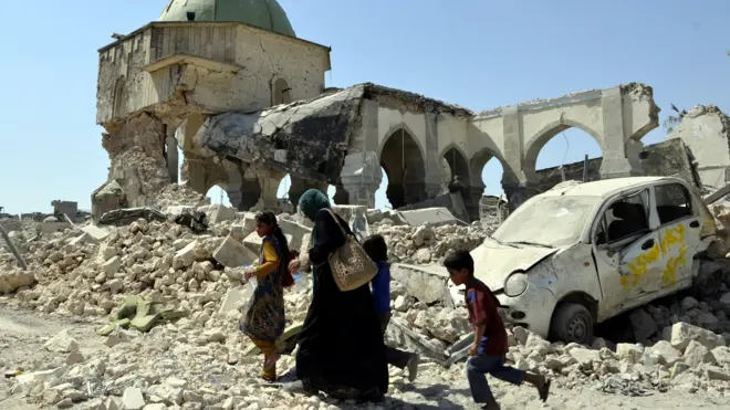 Displaced people flee their houses due to fighting between Iraqi forces and Islamic State militants in Mosul's Old City (5 July 2017)