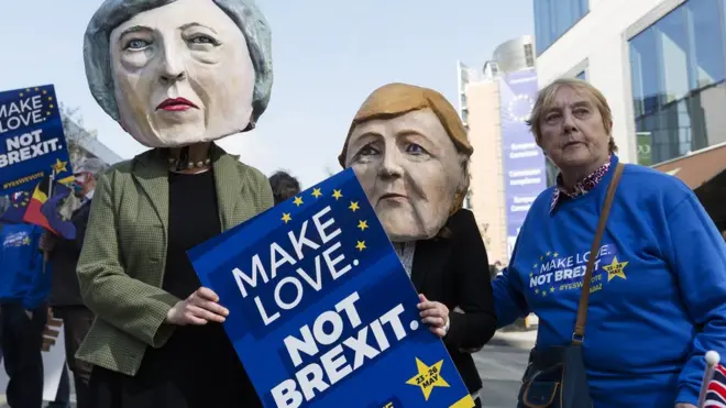 Фигуры Мэй и Меркель