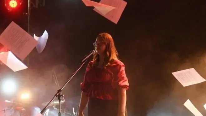 น.ส.ปนัสยา สิทธิจิรวัฒนกุล ยืนบนเวที "ธรรมศาสตร์จะไม่ทน" หลังอ่านข้อเรียกร้อง 10 ประการเกี่ยวกับการปฏิรูปสถาบันกษัตริย์จบ โดยทีมงานได้โปรยแถลงการณ์ในที่ชุมนุมเมื่อวันที่ 10 ส.ค.