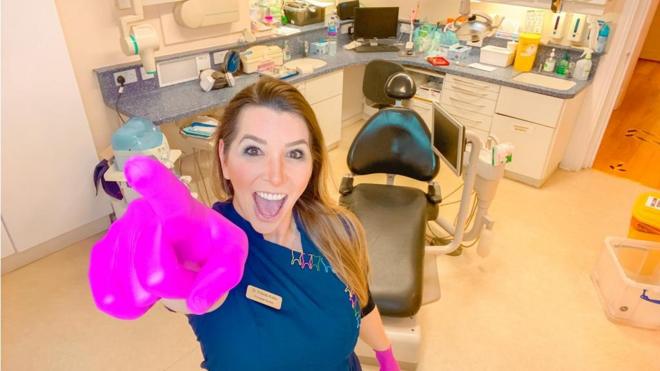 A dentista Priscila Kolbecasa casino onlineseu consultório
