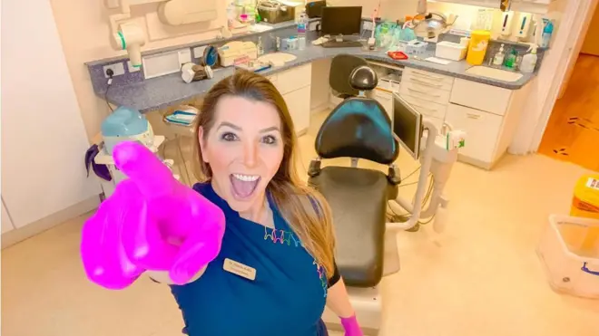 A dentista Priscila Kolbebetano app entrarseu consultório