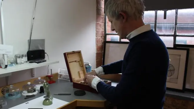 داخل ورشة ستراذرز للساعات في ركن خفي من حي الصاغة في برمينغهام