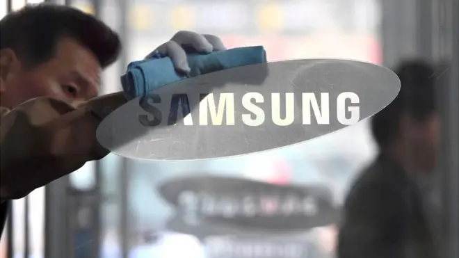 El logo de Samsung es prácticamente omnipresente en Seúl, donde la compañía surcoreana tiene las bases de su imperio tecnológico.