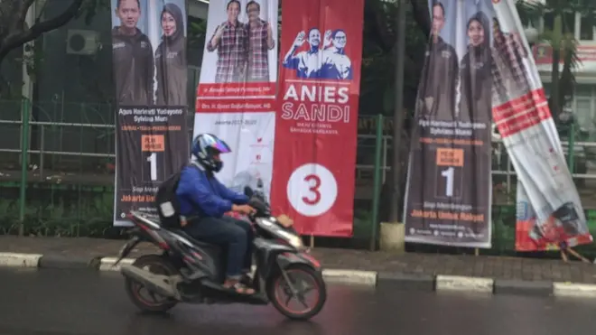 Iklan kampanye calon gubernur dan wakil gubernur DKI Jakarta ditampilkan di berbagai sudut kota Jakarta.