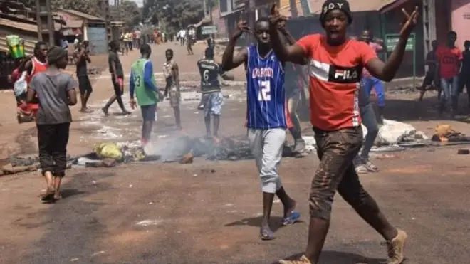 manifestants guinéens contre la modification de la Constitution