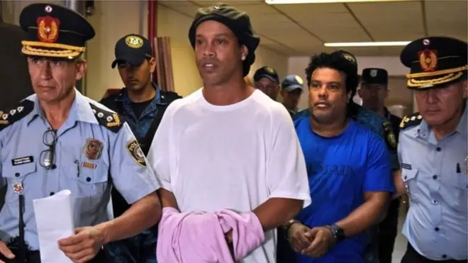 Ronaldinho (hagati) na mwenewabo Roberto Assis (yambaye agapira k'ubururu) batawe muri yopmi hirya y'ejo ku wa gatanu