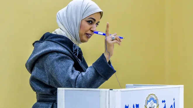 كويتية تدلي بصوتها في انتخابات مجلس الأمة (البرلمان) في الكويت