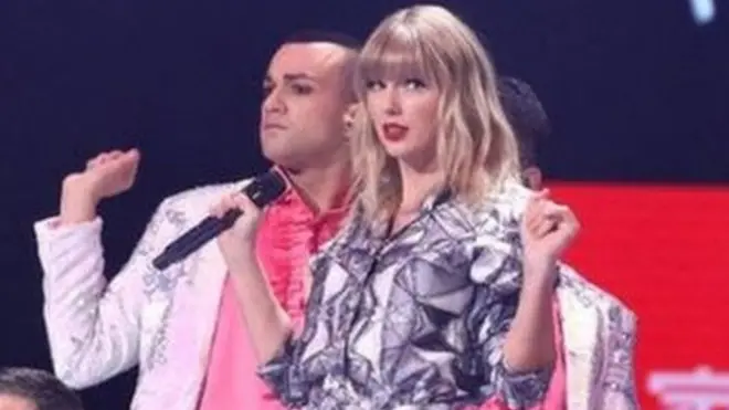 پاپ سٹار ٹیلر سوئفٹ نے اپنی پرفارمنس کے ذریعے 24 گھنٹے جاری رہنے والے اس شاپنگ میلے کا افتتاح کیا