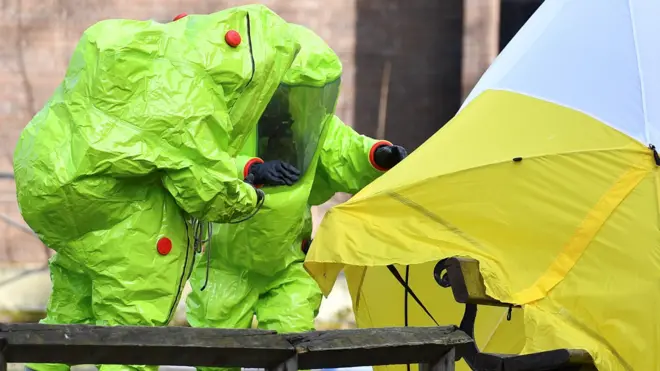 Люди в костюмах химзащиты