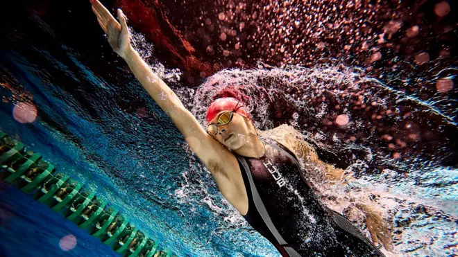 Нічне плавання Ремі Уайтінга увійшло до категорії "Рух". На фото - британський професійний плавець Олівер Ансон