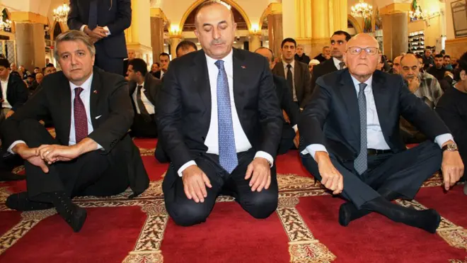 ادى وزير الخارجية التركي صلاة الجمعة بمسجد في بيروت بمعية رئيس الحكومة اللبنانية المنصرف تمام سلام