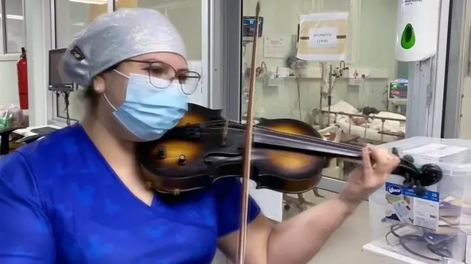 用音樂為病人打氣的護士