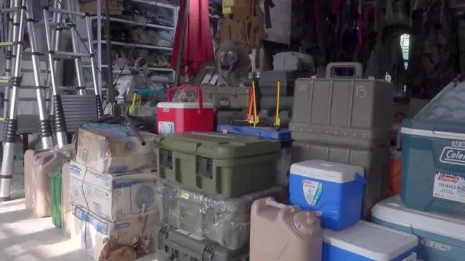 अफ़ग़ानिस्तान में दो दशक तक रहने के बाद अमेरिकी सैनिक वापस चले गए हैं, पर पीछे छोड़ गए युद्ध में इस्तेमाल होने वाले सामान और उपकरण.