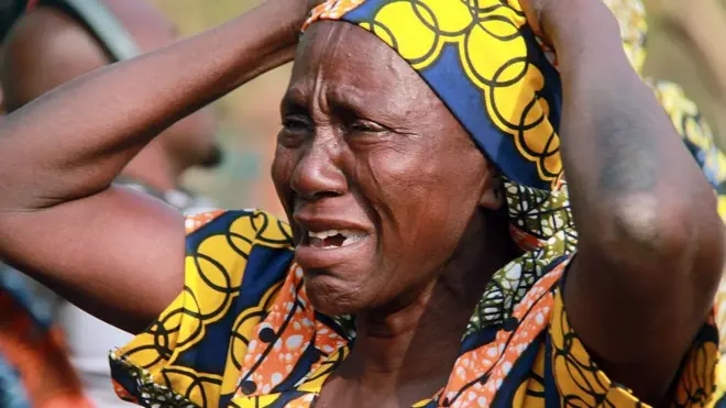 One mama wey dey cry for her missing daughter wey Boko Haram Islamists kidnap for 2014