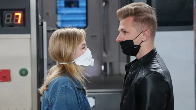 потяг, медичні маска, пасажири