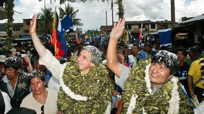 Las celebraciones de su elección como presidente en 2005 contrastan con la forma en la que Evo Morales dejó el poder.
