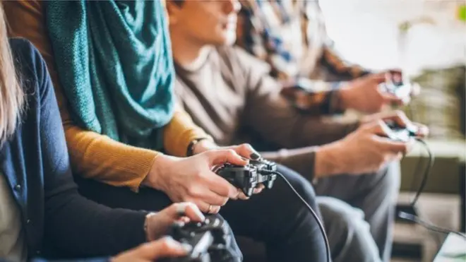 Ljudi igraju video igre