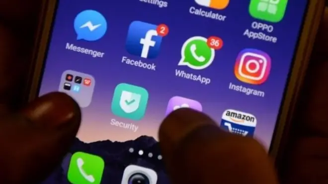 Kebanyakan warga India pertama kali menggunakan internet lewat telepon pintar murah.