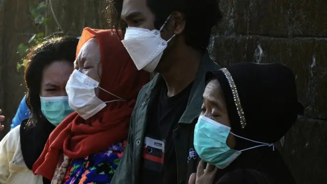 Pihak keluarga menangis melihat proses pemakaman jenazah korban COVID-19 di pemakaman khusus COVID-19, Macanda, Kabupaten Gowa, Sulawesi Selatan, Selasa (27/7/2021).