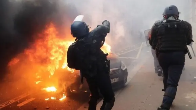 पेरिस में प्रदर्शन करते छात्र