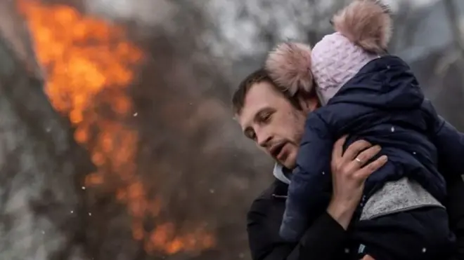 Irpin father carrying daughter