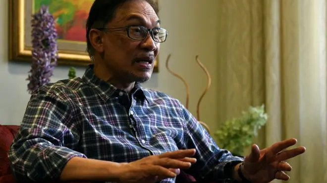 أطلق سراح أنور إبراهيم بعد عفو ملكي