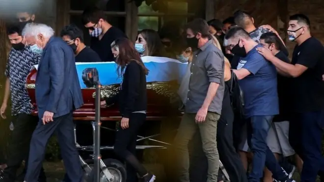 Maradona Buenos Aires yakınlarında özel bir mezarlıkta defnedilmişti