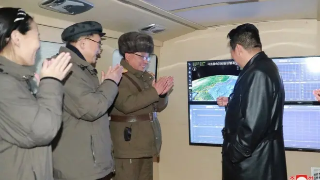 Kuzey Kore devletinin haber ajansı KCNA, ülke lideri Kim Jong Un'un hipersonik füze denemesini izlediği fotoğrafları yayımladı.