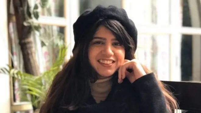 تقول أكانشكا "خذوا كل شيء ببساطة، ولا تتعبوا أنفسكم بأشياء جديدة على حين غرة. أنا شخصيا لن أحضر الحفلات يوميا".