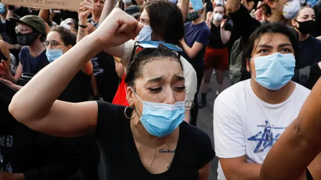 خرجت المظاهرات رغم قرار فرض حظر تجول ليلي في مينيابوليس