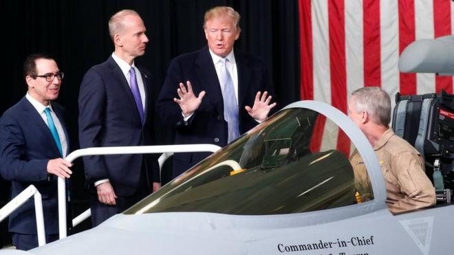 特朗普与财长姆努钦访问波音。飞机也成为中国反击美国的目标之一。